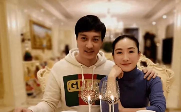 一直以为，娱乐圈里那些因戏生情、长跑多年后结婚的明星夫妻，能稳稳地白头偕老，就像