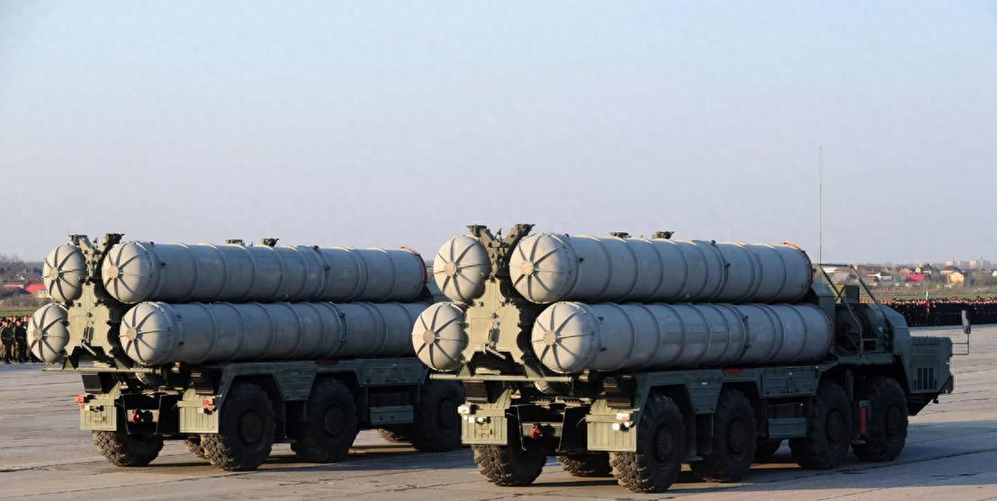 S-400导弹怎么样呢？说句实话吧，S-400被严重夸大了，根本就干不过美国的海