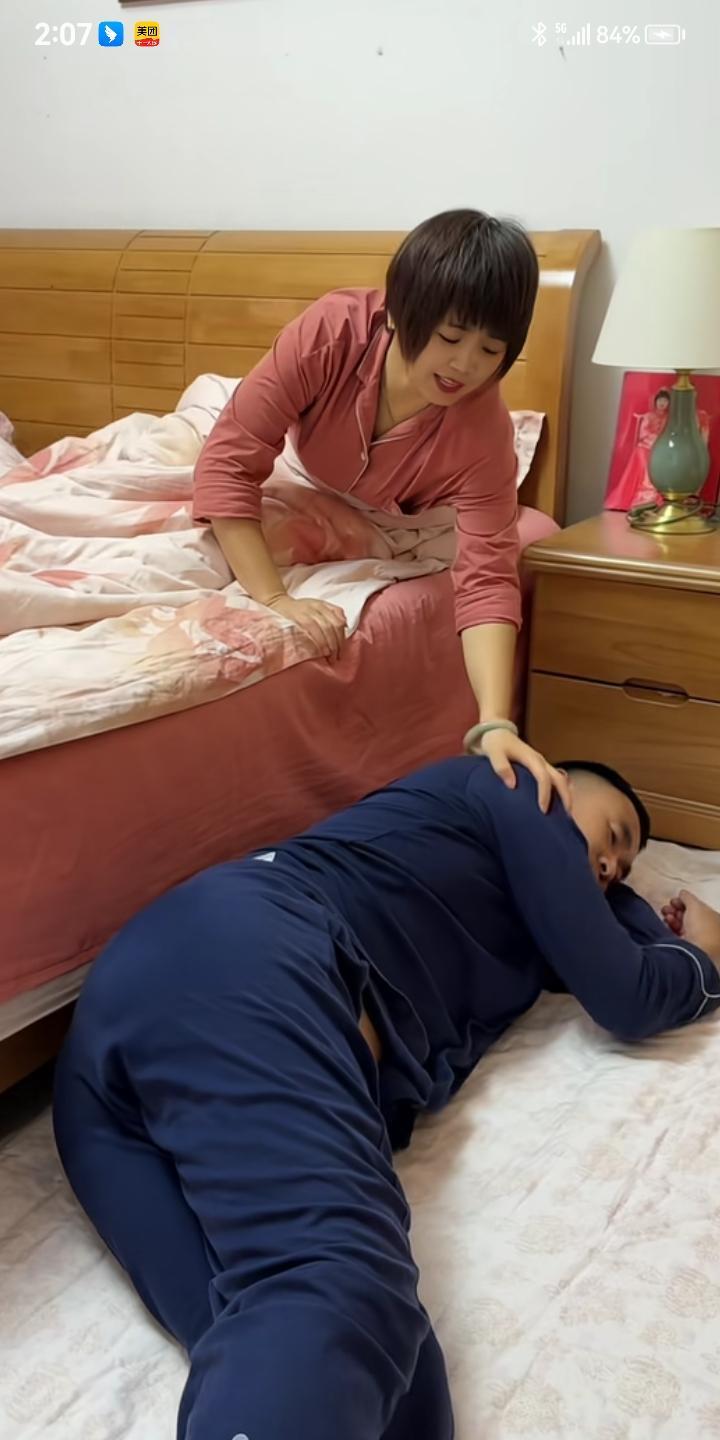 夫妻谁先低头也不丢人，丈夫和妻子吵完架后，和妻子分开睡，妻子在床上睡，丈夫在地板