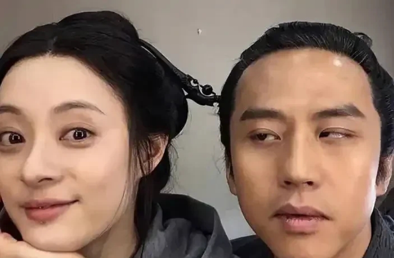 记者好奇问孙俪：“邓超在家也是人来疯吗？”孙俪给出的答案很有趣：“他在家话少，像