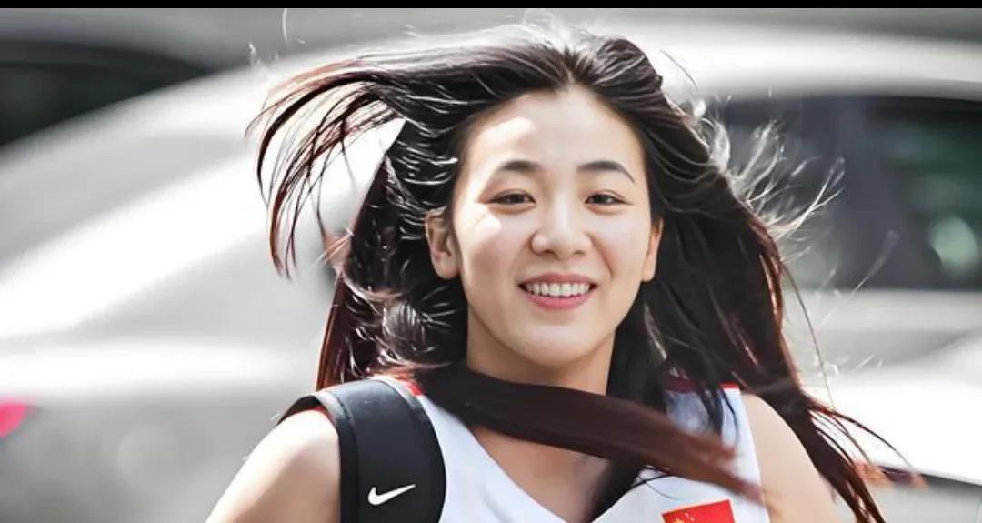 中国女篮10位美女运动员，谁是你心目中的篮球女神？
1、赵爽
2、李梦
3、隨菲