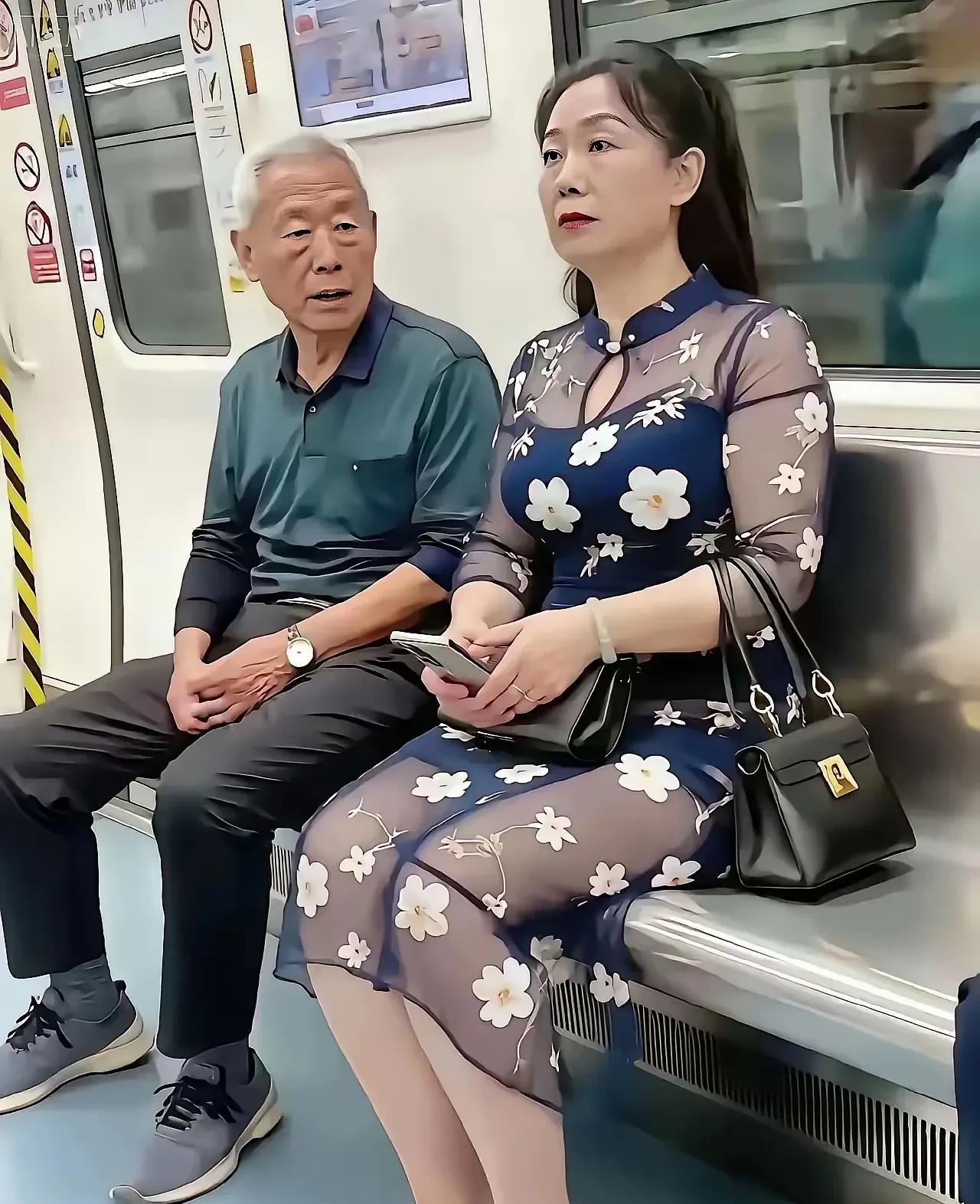 老大爷盯着美女看，看得人心里发慌。怪老大爷没眼色？还是怪美女穿的好看呢？
在列车