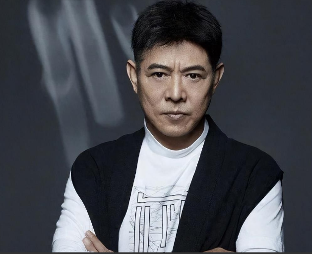 终于破案了，李连杰不去少林寺当和尚，原因很简单：他知道的太多了，接受采访时，李连
