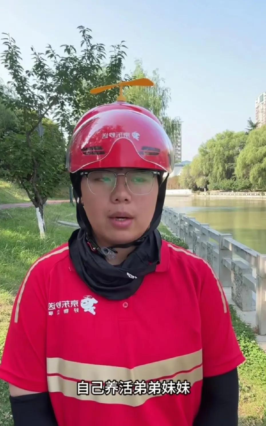 独自抚养三个弟弟妹妹的沐阳更新视频感谢社会各界对她们四姐弟的帮助。她主要告诉大家
