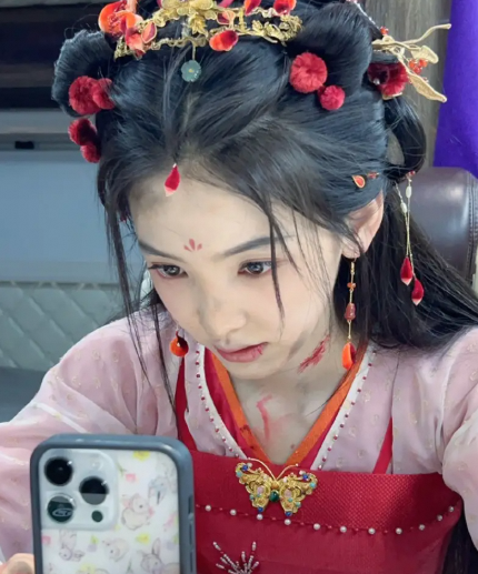 章若楠晒带伤剧照，眼角微红嘟嘴超惹人心疼！