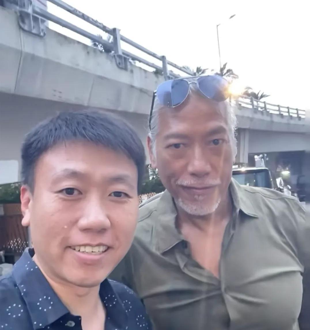 62岁张耀扬在香港炮台山被偶遇，他穿着一件衬衫，胸肌快把衣服撑爆了！身材练得好壮