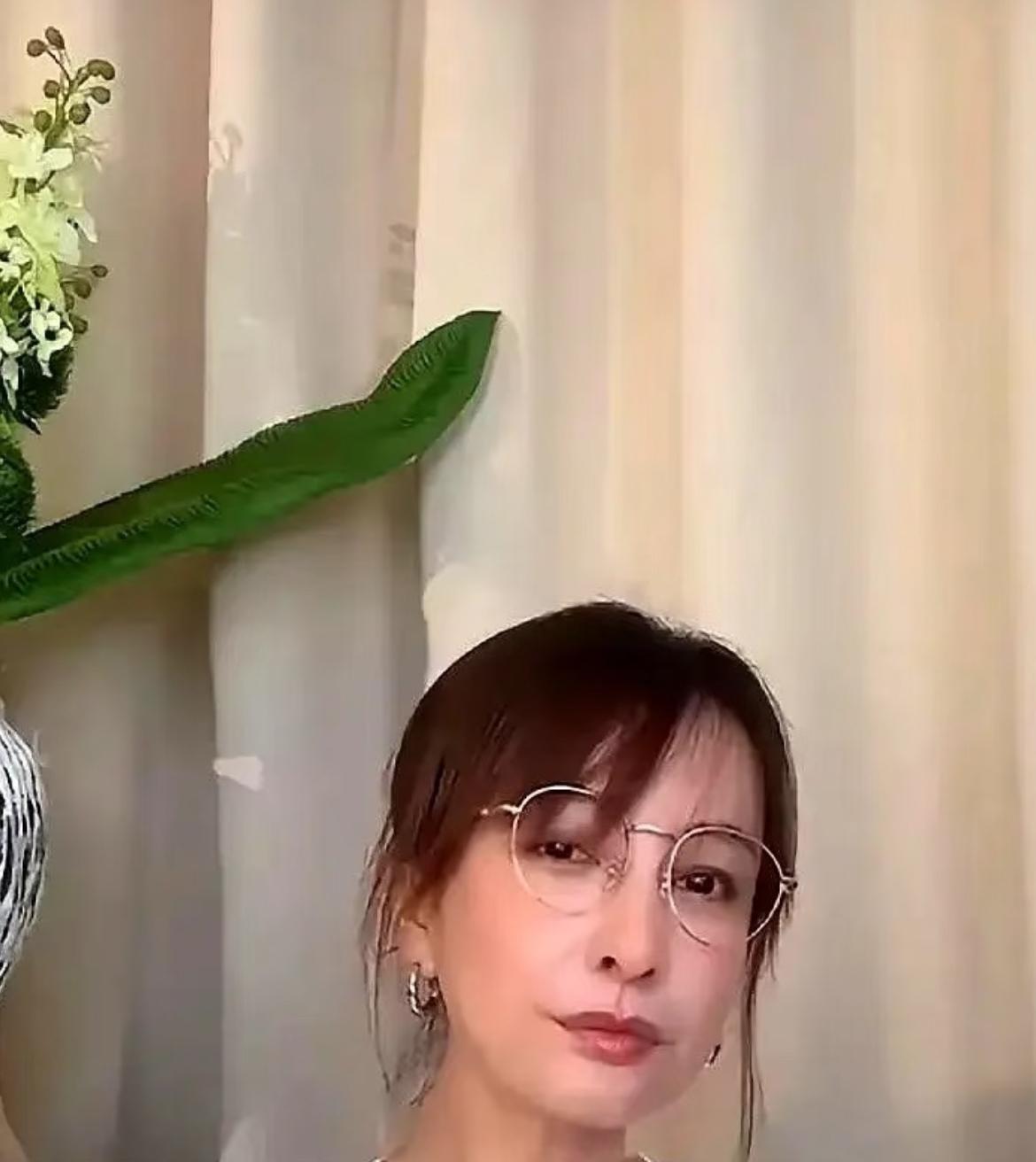 人到四十岁，还是胖点好啊，吴昕现在太瘦了，反而看着有年龄感了啊。还有贾玲也是，胖