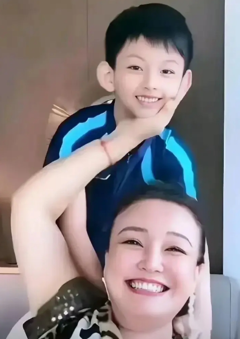 大S真的会生，生了一个自己小玥儿，生了一个汪小菲希箖，汪小菲一家人应该感谢她，感