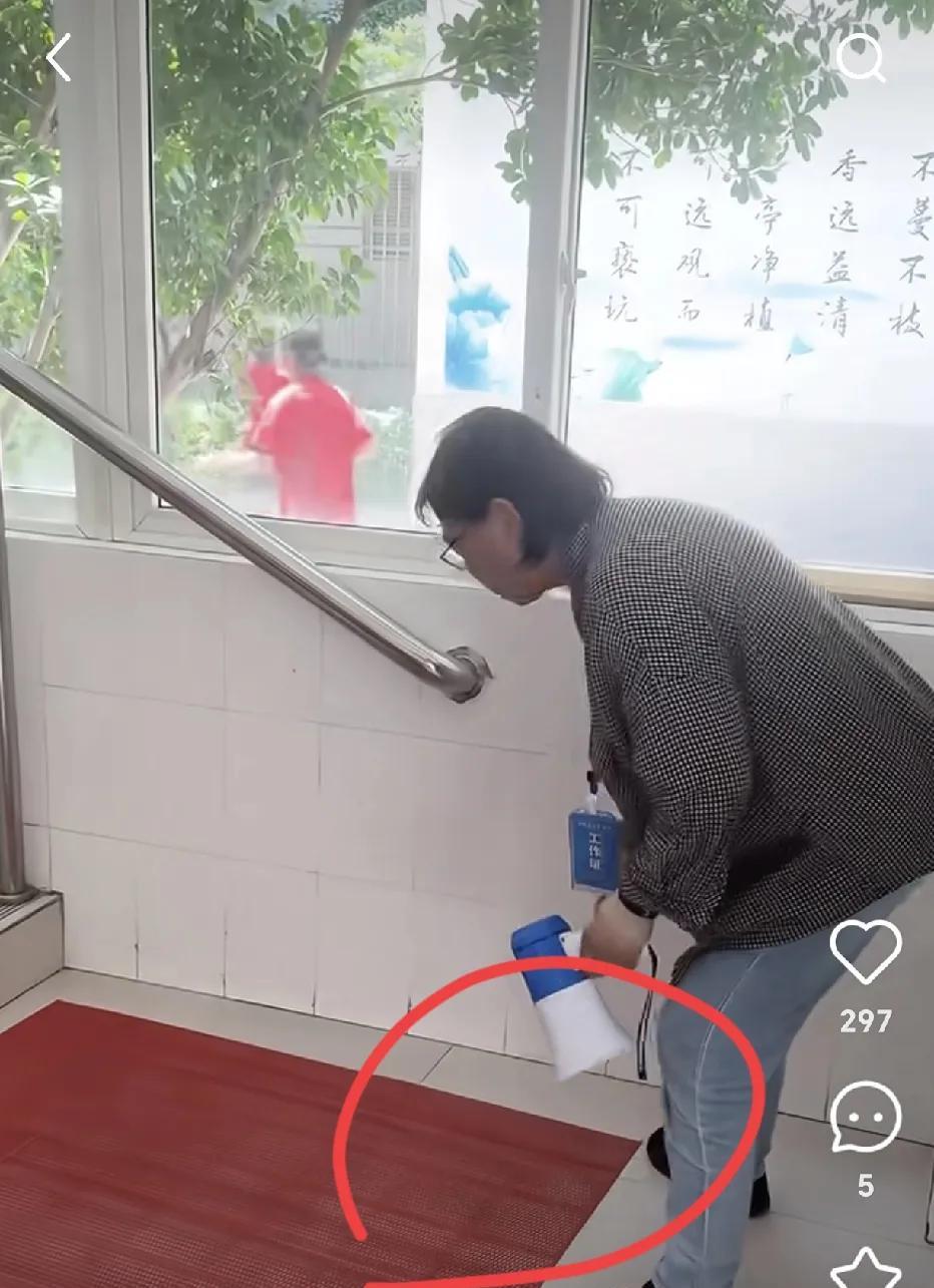 给我感动得泪流满面，
为了保障孩子们能安安心心高考，
张桂梅原来在角落里默默做了
