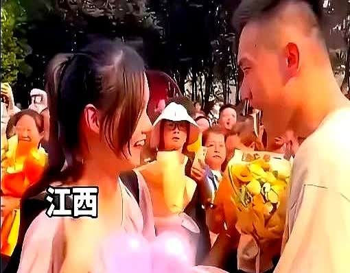 这是前几天发生在江西的事情，一个18岁刚高考完的女孩子，刚走入考场就被男子当众表