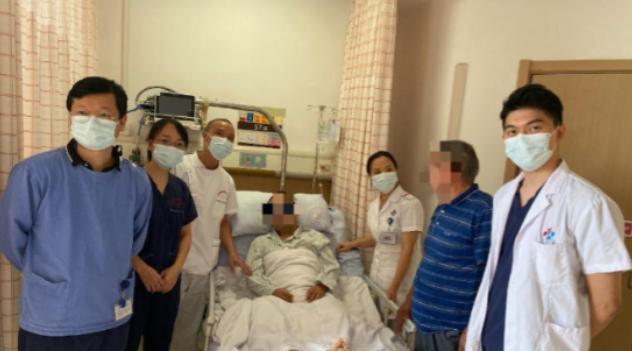 2023年，广州，一男医生看到一位70多岁的老人连续几日，通宵守在ICU门口，十