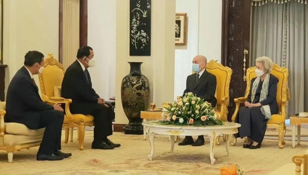 柬埔寨国王撑场新首相











这简直是国际政坛年度大戏！国王亲自接