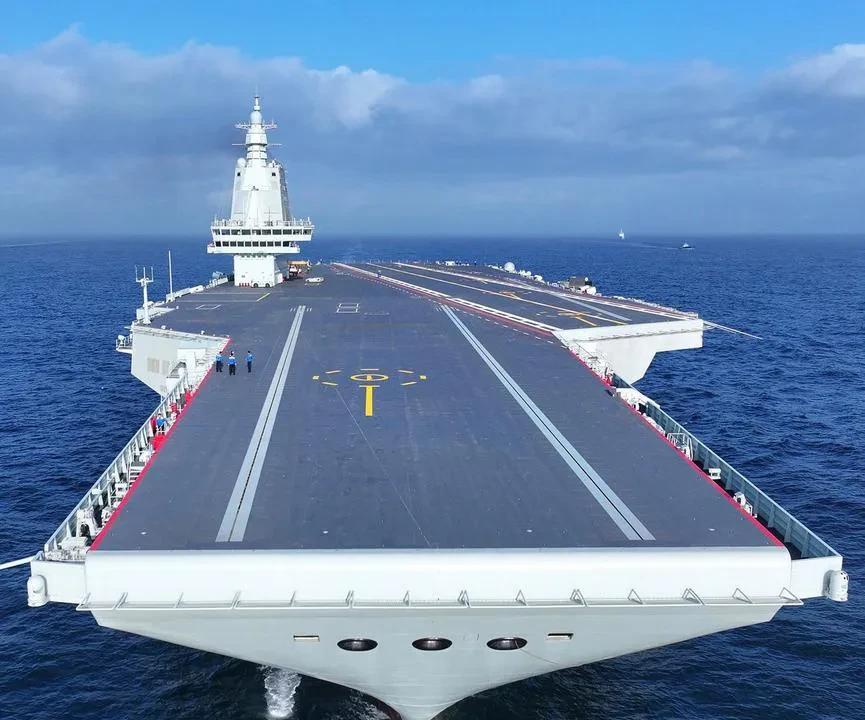 福建舰航母服役时间推测？
我国最先进的电磁弹射航母福建舰已经完成全部海试，即将服