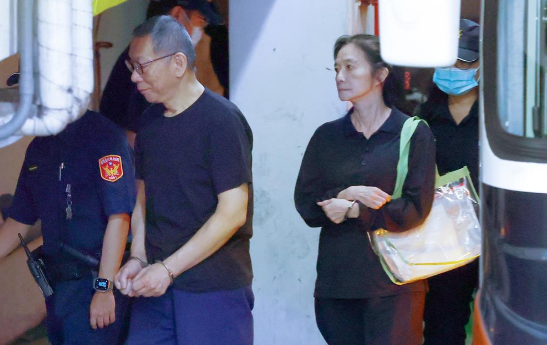 17 号，台北地方法院审理京华城案，把被羁押着的柯文哲和应晓薇提出来审讯