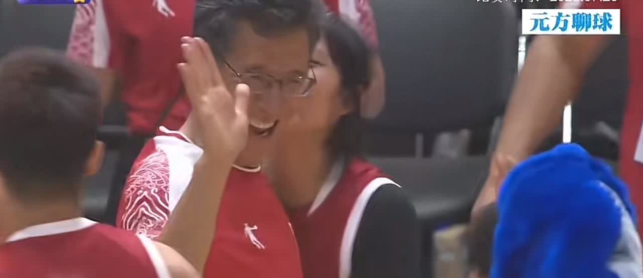 夺冠后的李笋南教练：笑得像个孩子！

谁能想到，不被人看好的这帮孩子能登顶成
