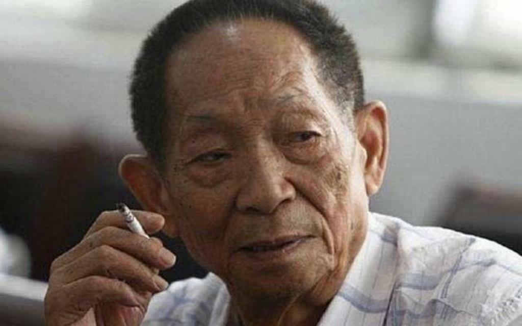 投诉鲁迅抽烟这个事，使用袁老抽烟照回应很应景，只怪让投诉者米饭吃太饱。[允悲]
