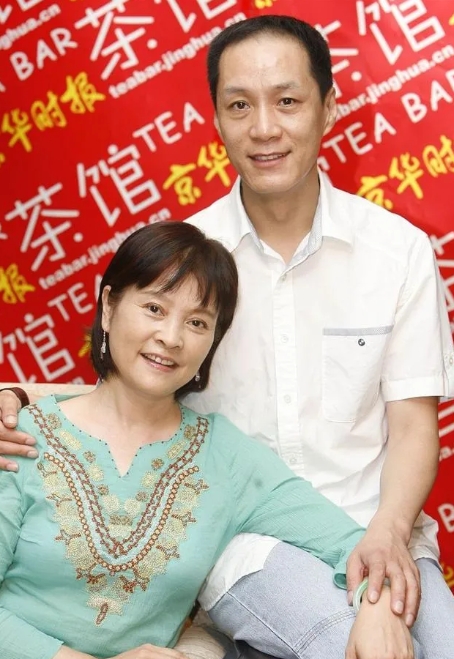 那天，冯远征带媳妇儿去哥们家赴宴，喝得有点多了，哥们儿把冯远征拉到门口趴在耳朵上