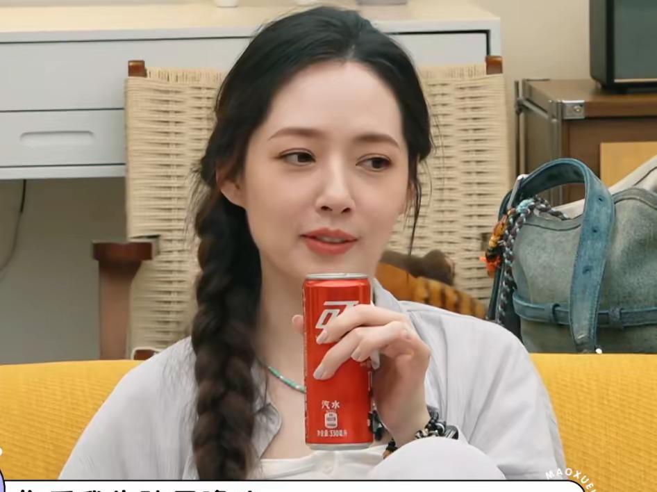 豪门阔太复出搞事业？郭碧婷带三袋伴手礼上综艺，细节里藏着高情商密码！
嫁入向家连