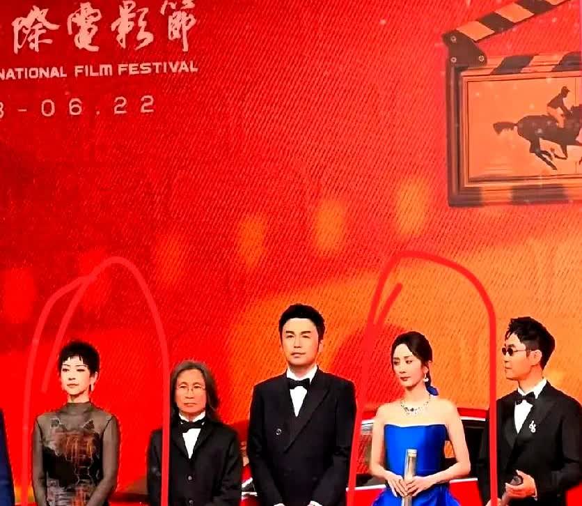 章子怡估计都要气疯了

昨天的电影节红毯上

原本章子怡该是焦点，结果杨