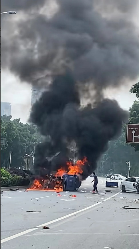 惊世一瞬，勇者逆行
5月1日，广东始兴街头，一场车祸如恶魔降临，车辆相撞起火，烈