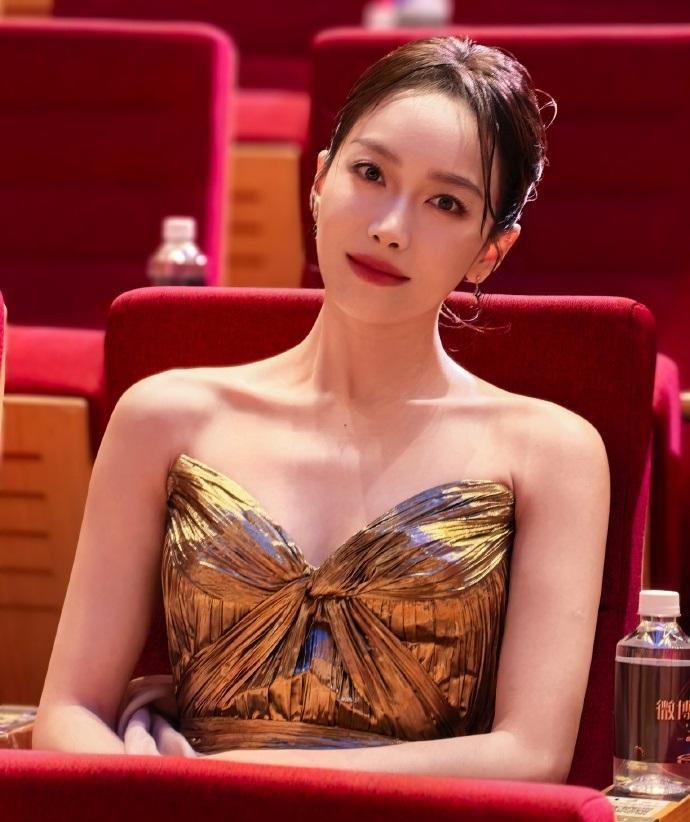 今天宋茜在出席时尚活动的时候穿了一件金色的裙子，看上去有种光彩照人的魅力。
她穿