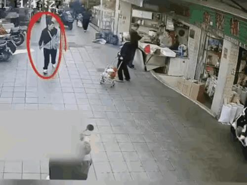 一位满头白发的老奶奶推着小车走在大街上，突然身体控制不住的向后倒。两名男子看到了