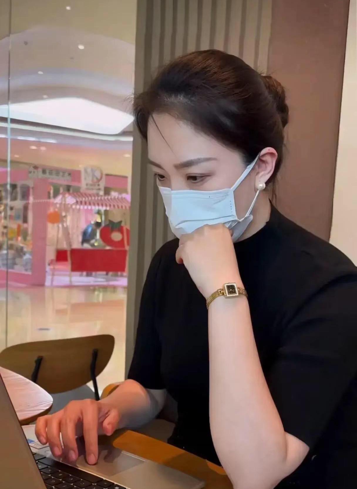 从“口罩女神”到流量密码！枣庄电视台李主任凭啥爆火？



山东枣庄广播电视台的