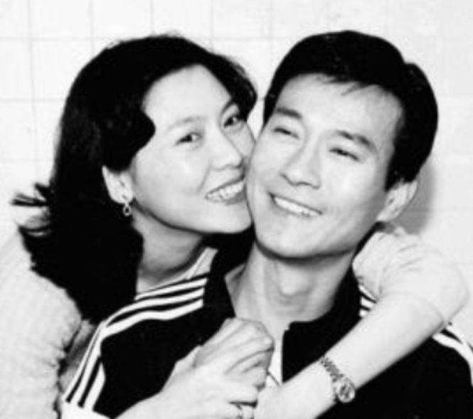 2002年开播了一期访谈节目，主持人沈殿霞主动邀请郑少秋做第一期嘉宾。

沈殿霞