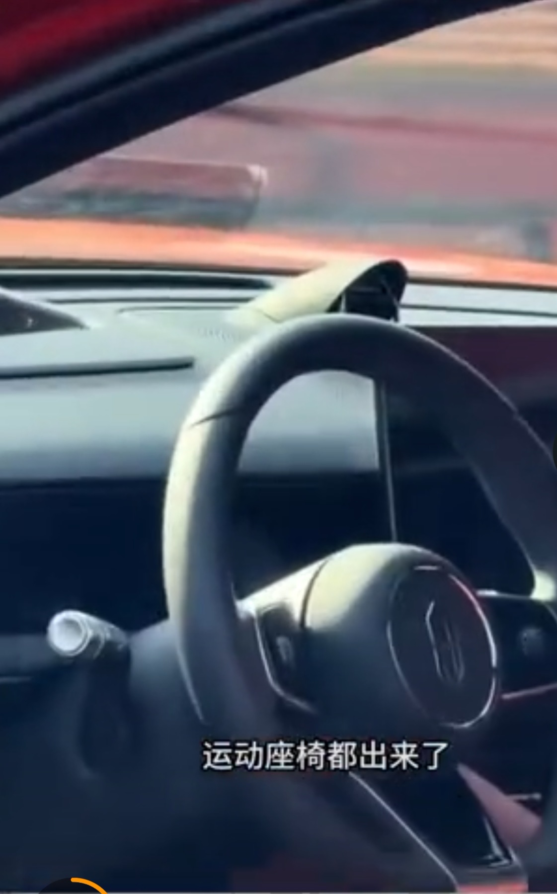 问界M6内饰跟问界M7很像，都是中间大屏，两边小带鱼窄屏，副驾这块屏应该也有那个