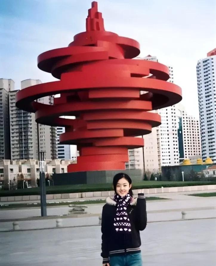 2002年，一位15岁的女孩在青岛的留影旧照，谁也没想到，在过了13年后照片中这