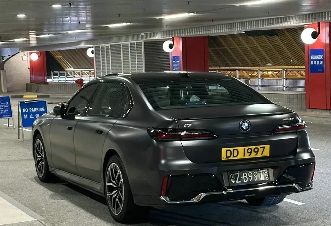 何超琼换车，新款宝马为纯电动，网友：车身颜色高端
