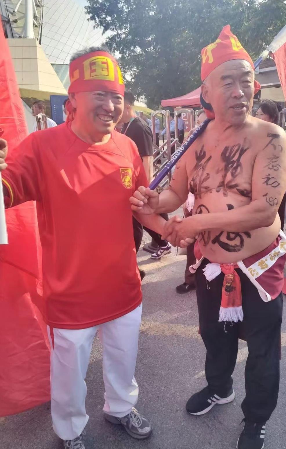 辽宁德比，和为贵，沈阳71岁的老李在大连金州1比1大连75岁的王大爷。