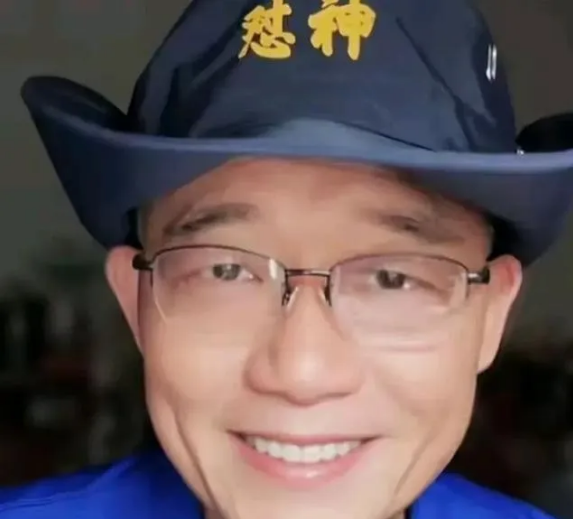 “怼神”郑好评价何伟太到位了
何伟说他是带艺投师，看看怼神郑好是怎么说的：你都带