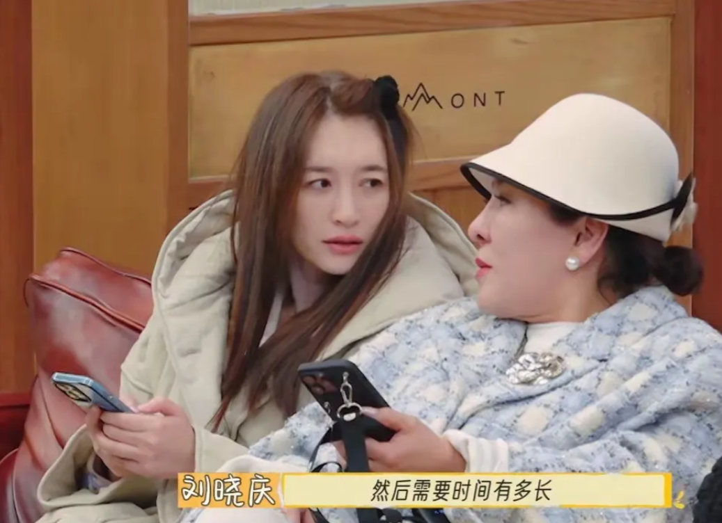 《一路繁花》节目里，驾峻霖对几位女嘉宾的称呼实在是令人难以捉摸。他管李小冉叫小姨