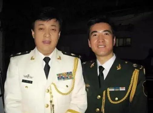一直认为穿着白色军装的男高音歌唱家吕继宏是最英姿飒爽，丰神俊逸的！当然一身绿色戎