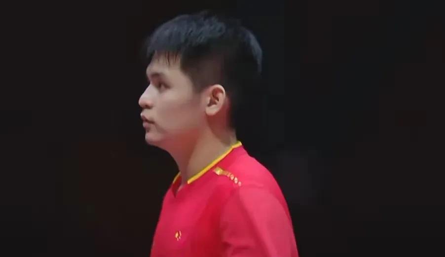 看到林诗栋把球拍甩在球桌上仰天怒吼的样子，隔着屏幕都能感受到这小子憋着多大一股劲