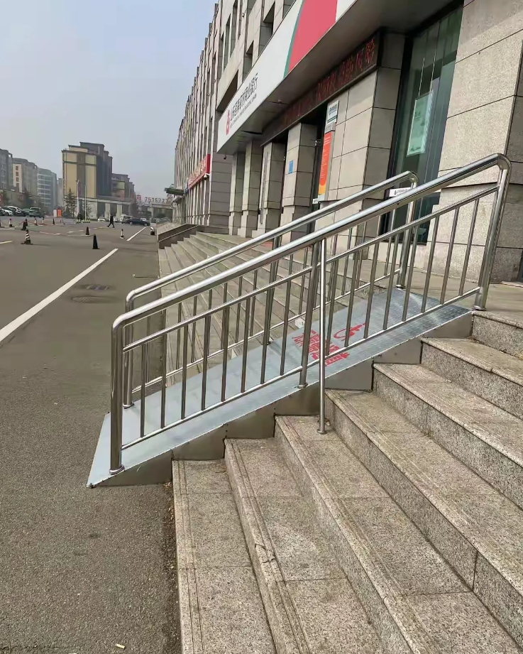 这确定轮椅能上去吗？
感觉正常人走都费劲。