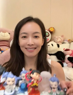 宋茜居家拆盲盒超嗨 手持哪吒敖丙玩具比耶自拍