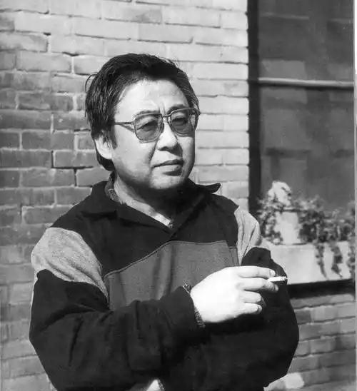 [浮云]1992年，作家路遥病入膏肓时，妻子林达要求离婚，并提出不要路遥一分钱，