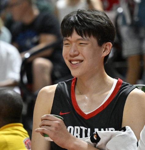 当山东小伙杨瀚森在NBA夏季联赛的舞台上大杀四方之时，身高2.26米的山东姑娘张