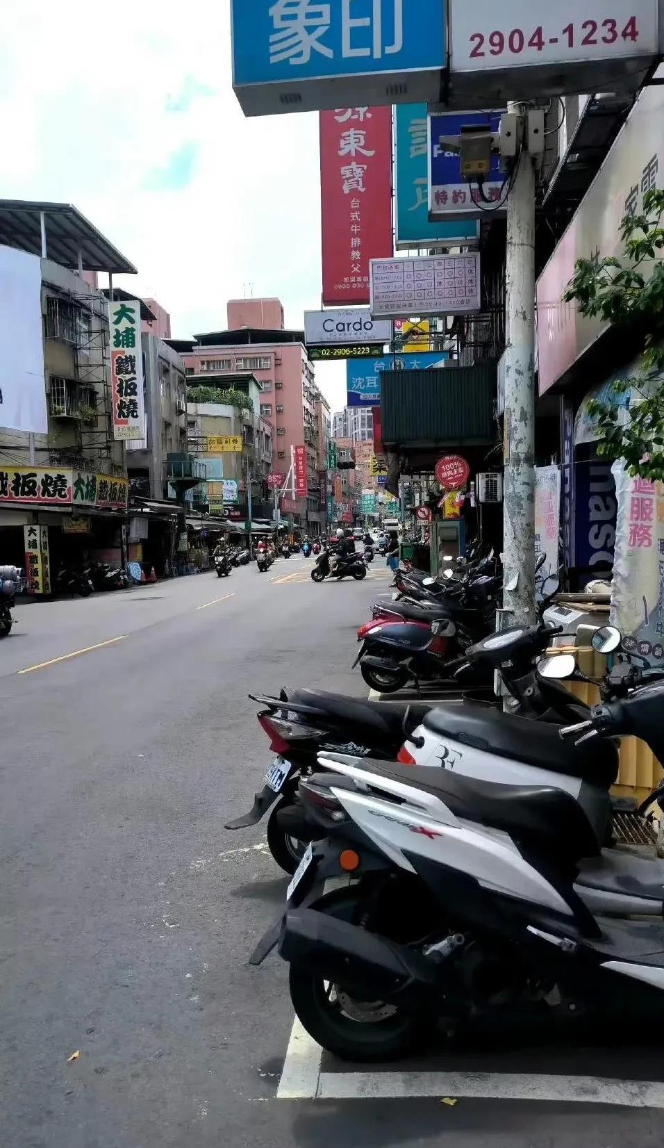 就这台北市这街景，在大陆和一般的乡镇街道差不多。我没有贬低的意思，我去过许多地方