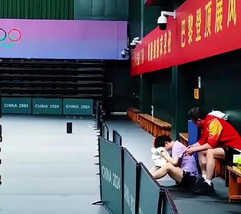 孙颖莎一天四场比赛，打完最后一场她哭了！
莎莎说:那个点突然一下就顶上来了，感觉