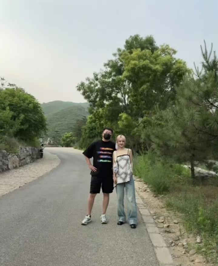 路人偶遇赵丽颖，吊带配阔腿裤，加粉色头发，好美。
