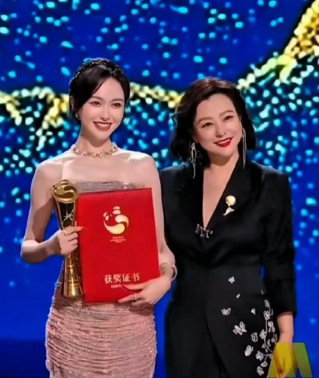 杨幂的心情估计很复杂吧！

杨幂曾经的好姐妹、如今的陌路—唐嫣昨天晚上斩获国内四