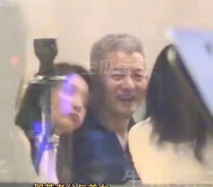 英老公孟桐被曝出轨，与美女亲密在一起……
那英是华语乐坛的绝对一姐……
她当时嘲
