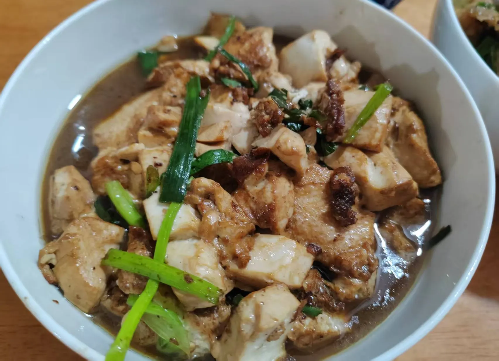 周末加班赶时间，我早起从菜场买好菜回来，把水潺和豆腐放进冰箱，两只鸡腿忘记放了，