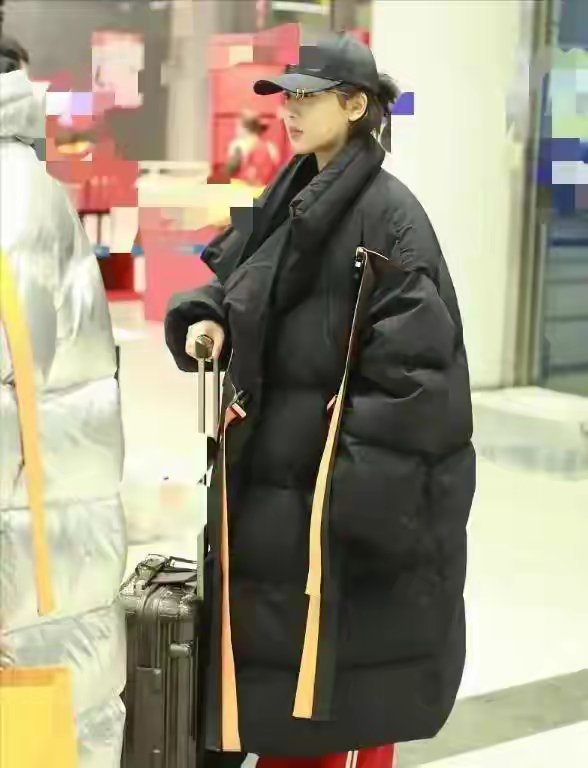 杨紫越来越会穿！长款羽绒服+黑色打底衫+红色运动裤，时髦又高级 ​​​