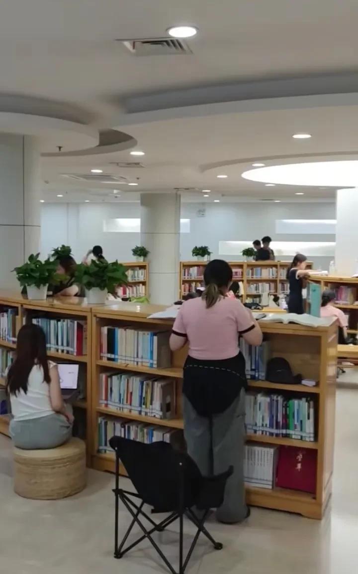 受害者变成施暴者，杨同学给武大上了一课！
武大本以为杨同学拍了5段视频，证据确凿