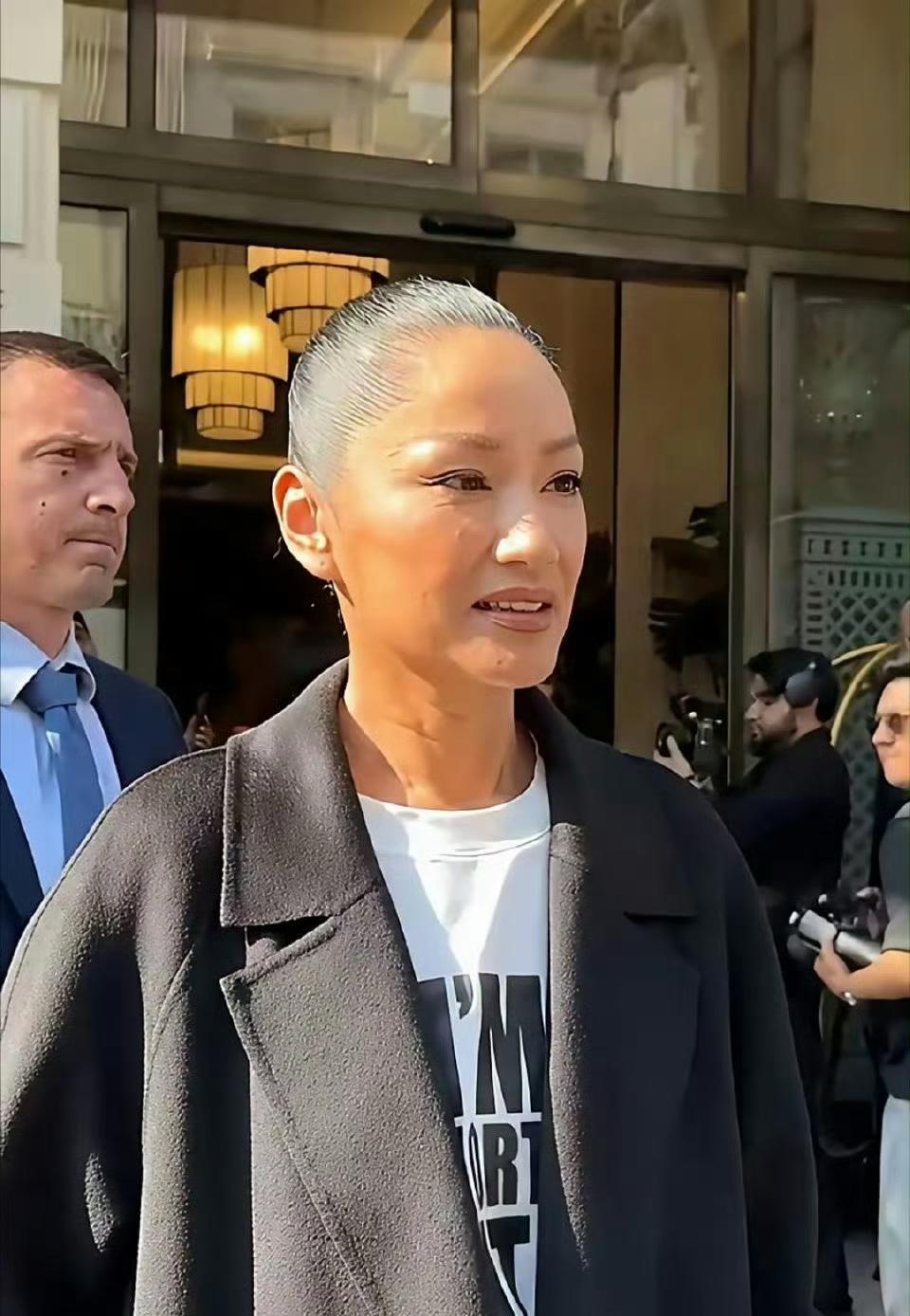 岁月不败美人啊，都50多岁的瞿颖挑战贴头皮发型，骨相好优越。
