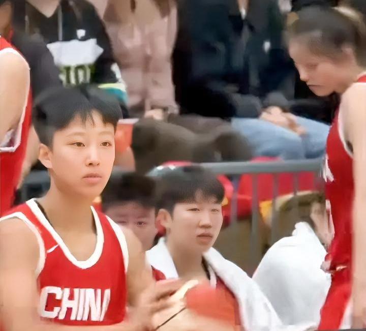 首先恭喜宫鲁鸣在昨天晚上的热身赛中，
带领国家队以9分的分差击败一个俱乐部队！
